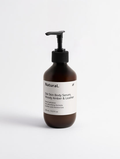 Natuurlijk. Zijdezacht Huidlichaamserum, Houtachtig Amber & Leer