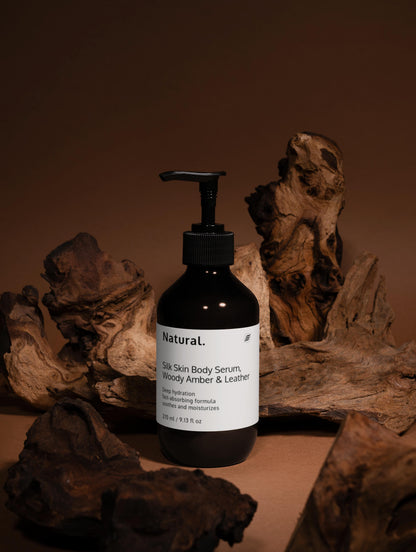 Natuurlijk. Zijdezacht Huidlichaamserum, Houtachtig Amber & Leer